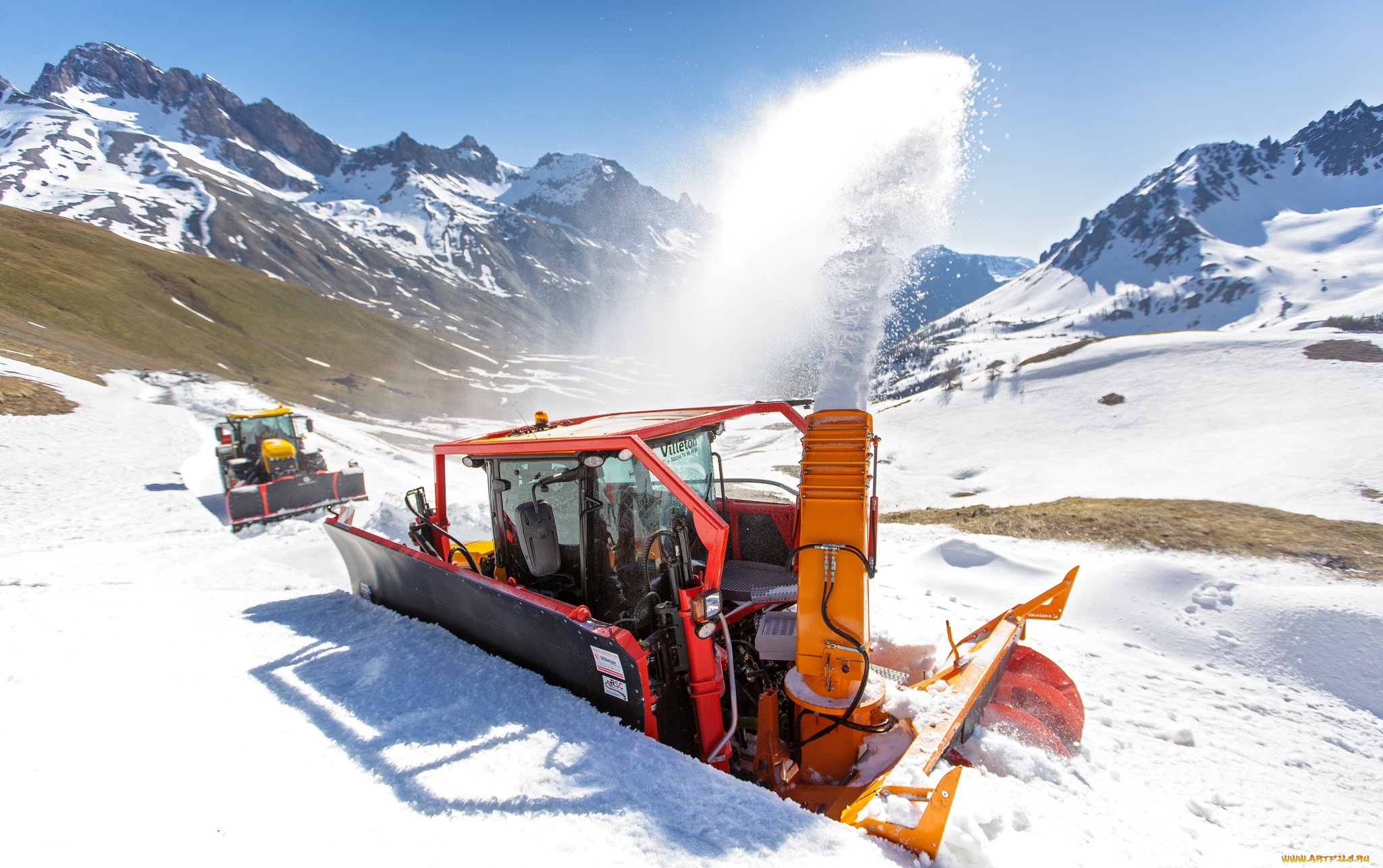 Снегоуборщик 8000. Снегоуборочная техника JCB. JCB Fastrac уборка снега. Снегоуборочная машина Горная. Снегоуборочная машина большая.